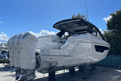 BOATZON | Cruisers Yachts 50 GLS Outboard 2024