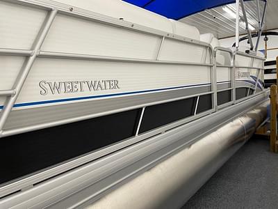 BOATZON | Godfrey Pontoons Sweetwater 2486 SB GTP 27 in Center Tube 2023