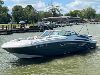 BOATZON | Hurricane SunDeck 2400 IO 2020