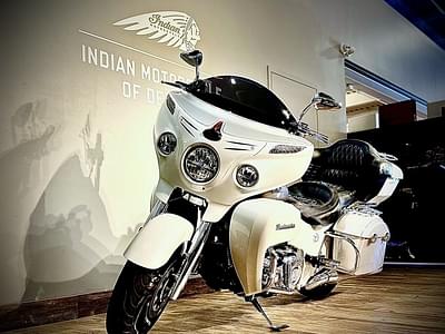 BOATZON | Indian Motorcycle® Roadmaster ABS Pearl White over Star Silver 2018