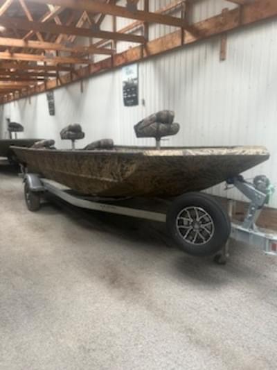 BOATZON | Lund 1870 Predator Tiller 2024