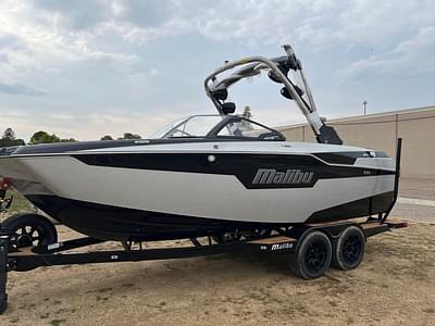 BOATZON | Malibu Boats M220 2024