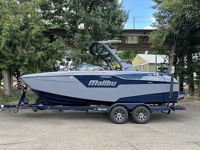 BOATZON | Malibu Boats M220 2024