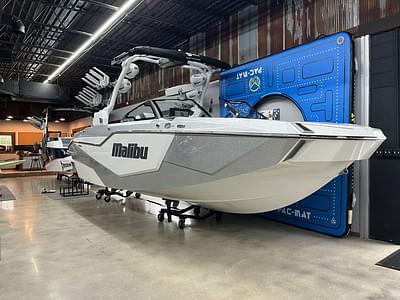 BOATZON | Malibu Boats M242 2024