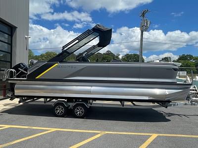 BOATZON | Manitou Explore 24 Navigator W Trifold Bench Single Engine 2024