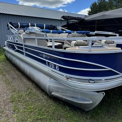 BOATZON | Misc. Sun Tracker Fishin Barge 22 DLX 2018