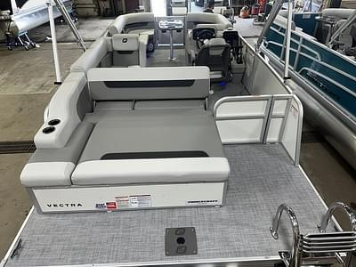 BOATZON | Princecraft Vectra 21 RL Swingback Lounge Pontoon  Mercury 4Stroke EFI 2025