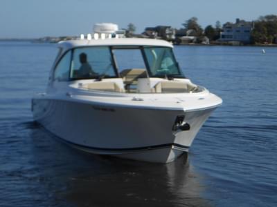 BOATZON | Pursuit DC 325 Dual Console 2022