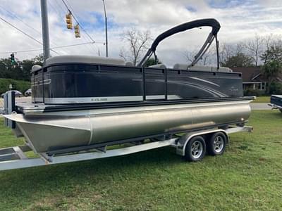 BOATZON | Qwest Pontoons 820 EClass Lanai L 2023