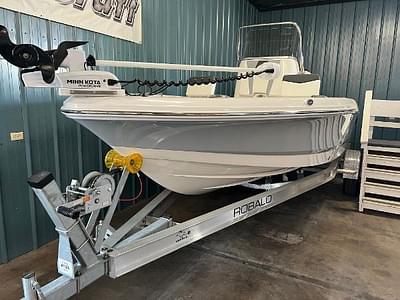 BOATZON | 2023 Robalo 206 Cayman