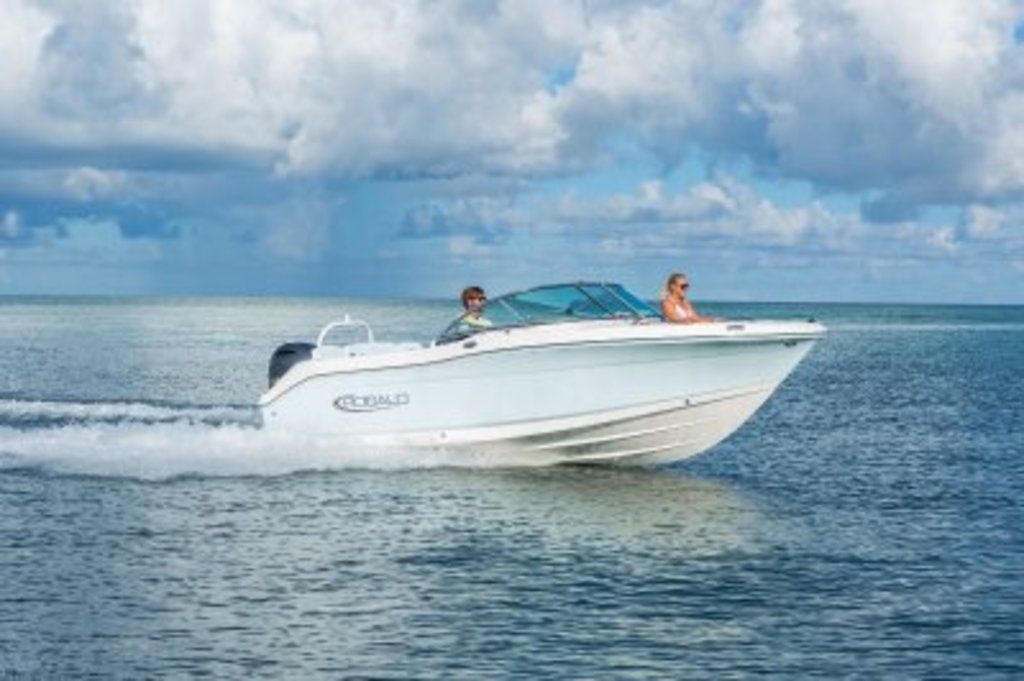 2025 Robalo R207 - Sold Boat