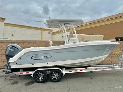 BOATZON | Robalo R222 Center Console 2022