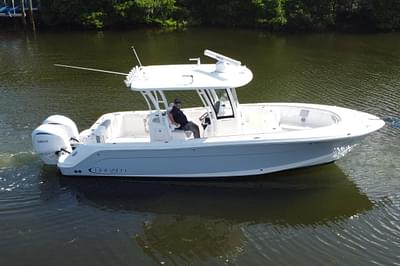 BOATZON | Robalo R302 Center Console 2021