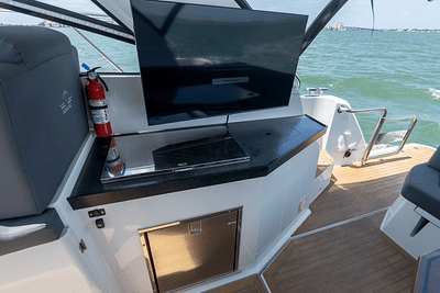 BOATZON | Sealine S330V 2019