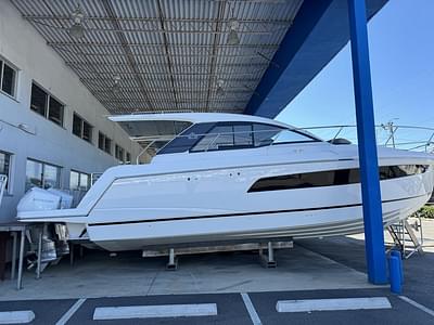 BOATZON | Sealine S335V 2024