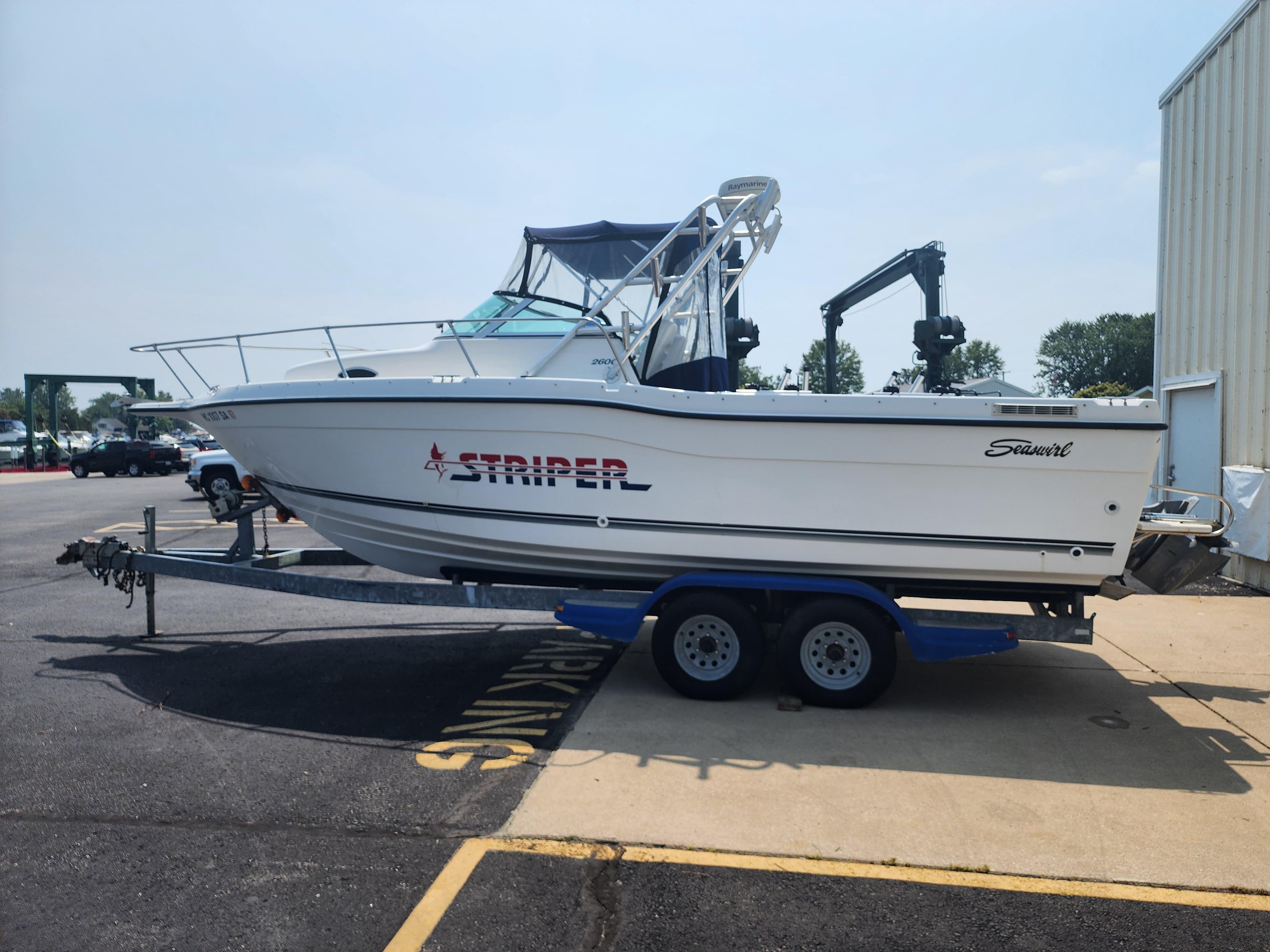 Seaswirl Striper 2600 Walkaround IO 2000