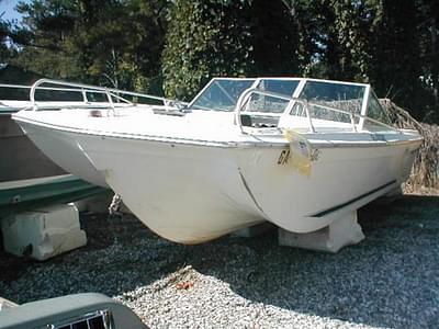 BOATZON | Sommerset 182 Tri Hull Bowrider Mercruiser Cut Hull 1976