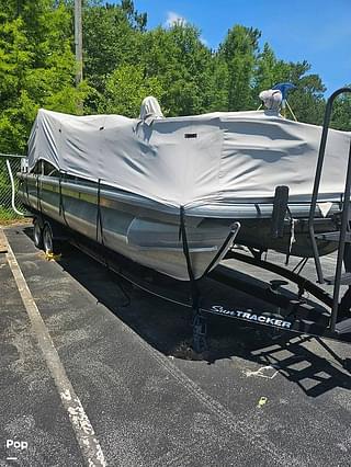 BOATZON | Sun Tracker Fishin Barge 22 DLX