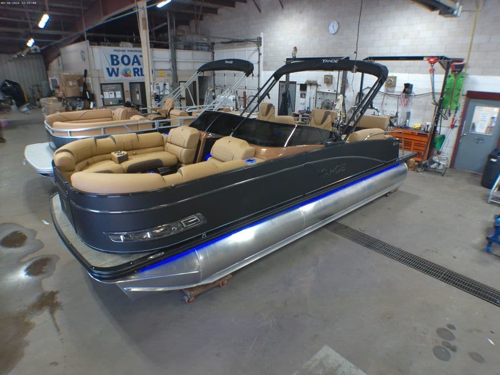Tahoe Pontoons Cascade 2385 Quad Lounge Shift Windshield Tritoon  Honda 4Stroke EFI 2025