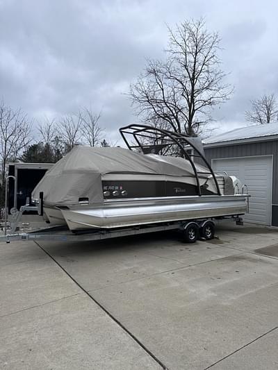 BOATZON | Tahoe Pontoons Cascade Platinum Windshield Elite 25 2019