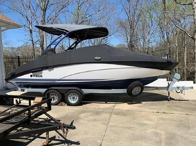 BOATZON | Yamaha Boats 242SE 2020