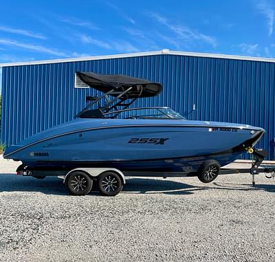 BOATZON | Yamaha Boats 255XD 2023