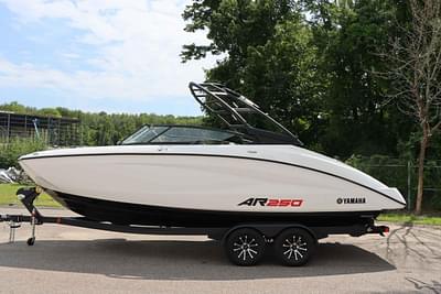 BOATZON | Yamaha Boats AR250 2024