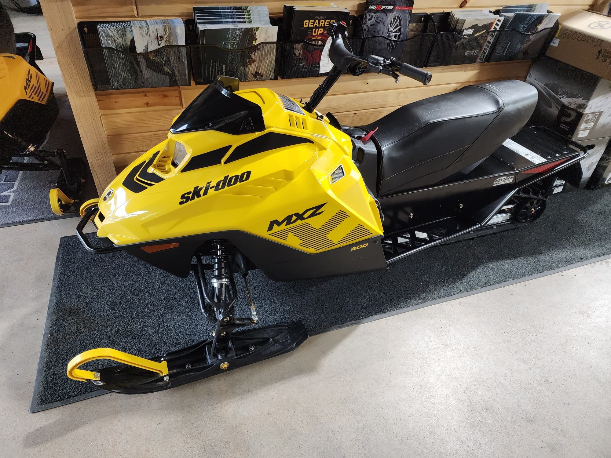 イエロー2024 Blu-ray 特典付き New 2024 SkiDoo MXZ 200 for sale in Chippewa Falls, Wisconsin