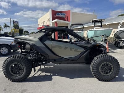 BOATZON | Can-Am® Maverick R X rc 2026