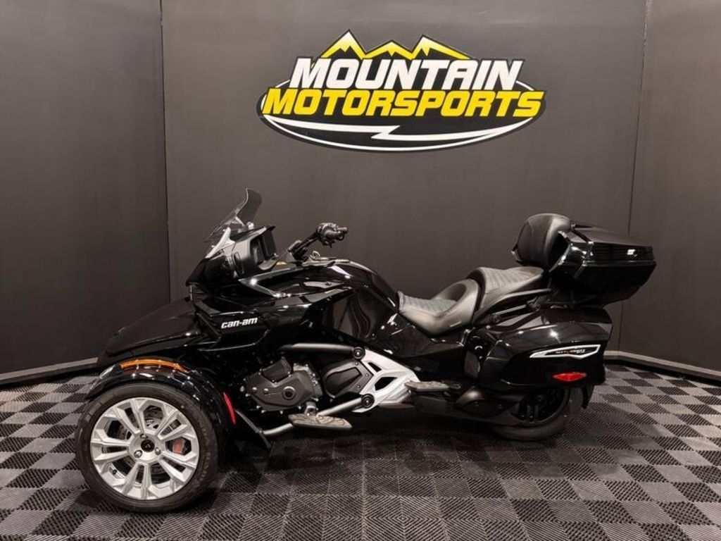 2024 Can-Am® Spyder F3 Limited Platine Wheels - Sold Boat