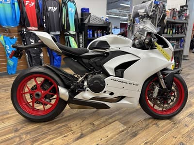BOATZON | Ducati Panigale V2 White Rosso Livery 2023