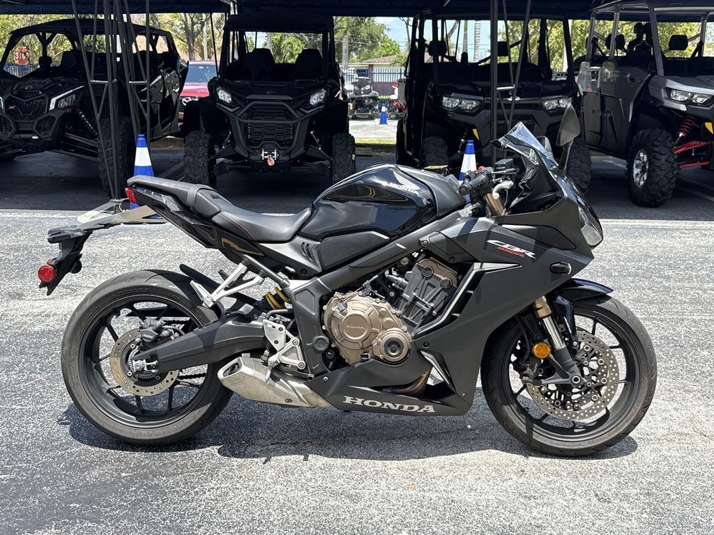 Bruce&shark　シート　CBR650R New Models Rod's Power Sports Roca, NE (402) 423-6230