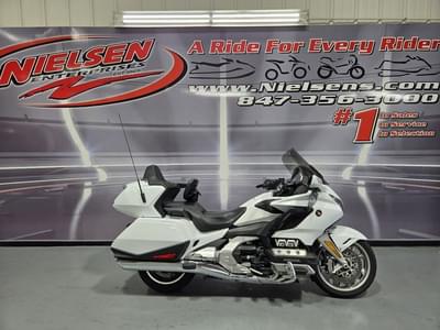 BOATZON | Honda® Gold Wing Tour Automatic DCT Candy Ardent Red 2018 BOATZON | Honda® Gold Wing Tour Automatic DCT Candy Ardent Red 2018