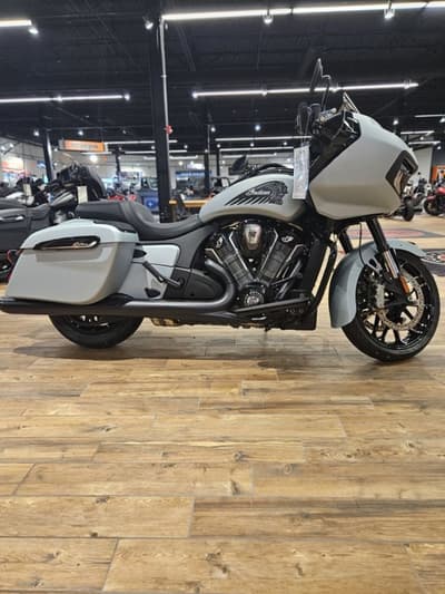 BOATZON | Indian Motorcycle® Challenger Dark Horse 112 Frost Silver Smoke 2025