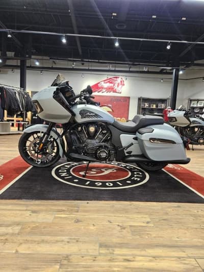 BOATZON | Indian Motorcycle® Challenger Dark Horse Frost Silver Smoke 2025