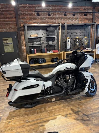 BOATZON | Indian Motorcycle® Pursuit Dark Horse 112 w PowerBand Audio Ghost White Metallic with Black 2026