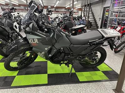 BOATZON | Kawasaki KLR650 S Metallic Matte Old School Green 2025