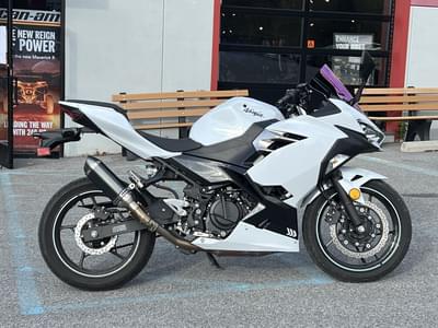 BOATZON | Kawasaki Ninja 400 Pearl Blizzard WhiteMetallic Carbon Gray 2023