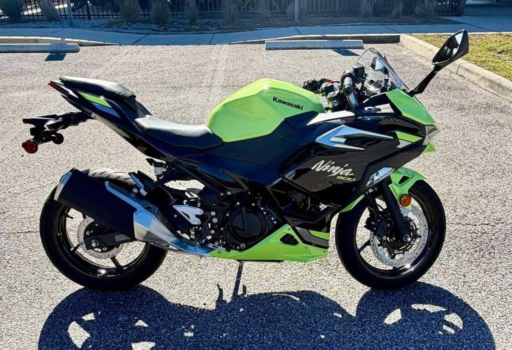 2026 Kawasaki Ninja 500 ABS Metallic Yellowish GreenEbony - Sold Boat