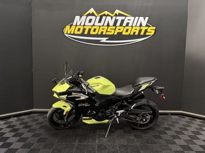 BOATZON | Kawasaki Ninja 500 ABS Metallic Yellowish GreenEbony 2026