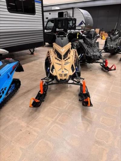 BOATZON | Polaris® 850 RMK Khaos Slash 155 Gloss BlackMilitary TanOrange Burst 2024