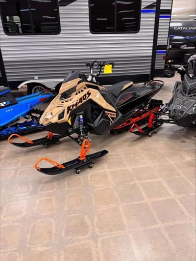 BOATZON | Polaris® 850 RMK Khaos Slash 155 Gloss BlackMilitary TanOrange Burst 2024