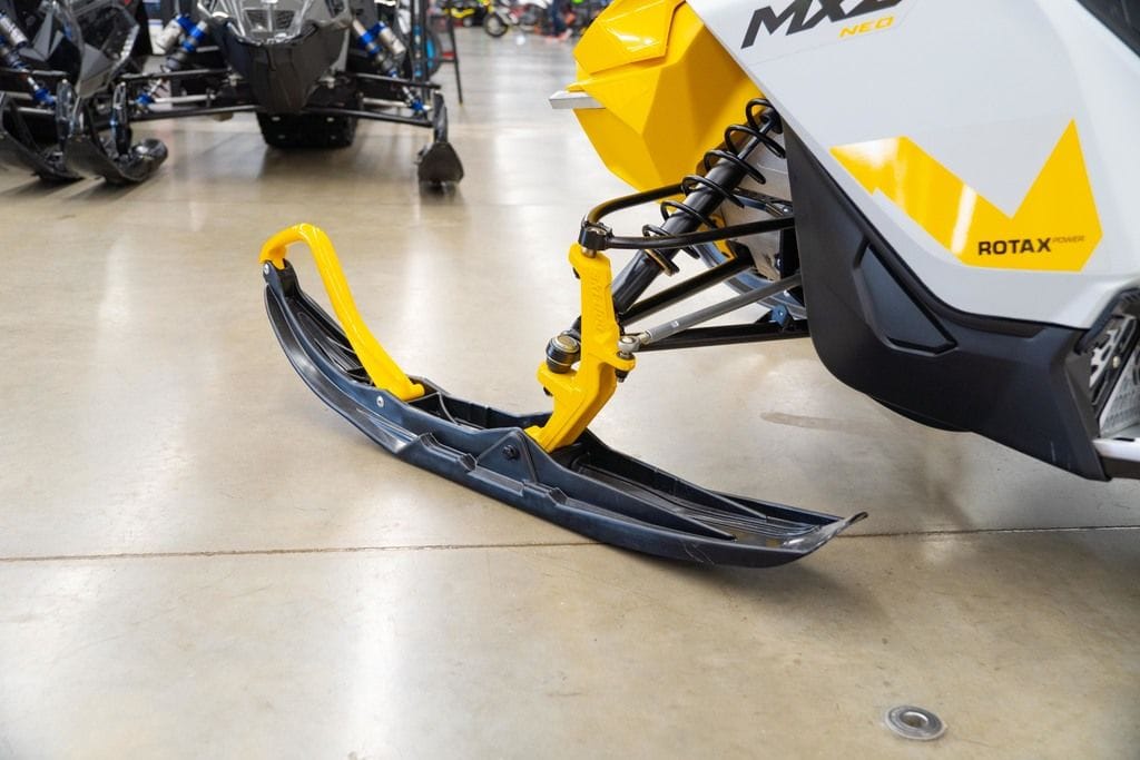 モスピーダ 2025 Ski-Doo MXZ® NEO® 600 EFI - 40 120 Cobra 1.0 | Action Power