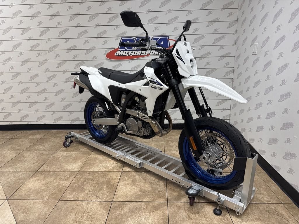 suzuki-drz4sm-2025-pompano-