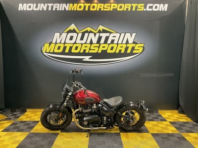 BOATZON | Triumph Bonneville Bobber Cordovan Red 2022