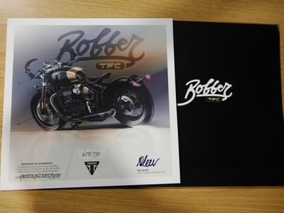 BOATZON | Triumph Bonneville Bobber TFC Phantom BlackMarble Gold 2025