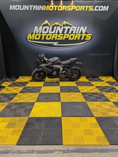 BOATZON | Triumph Daytona 660 Snowdonia WhiteSapphire Black 2025