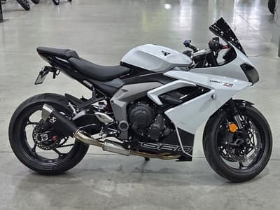 BOATZON | Triumph Daytona 660 Snowdonia WhiteSapphire Black 2025