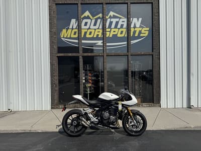 BOATZON | Triumph Speed Triple 1200 RR Crystal White Storm Grey 2022