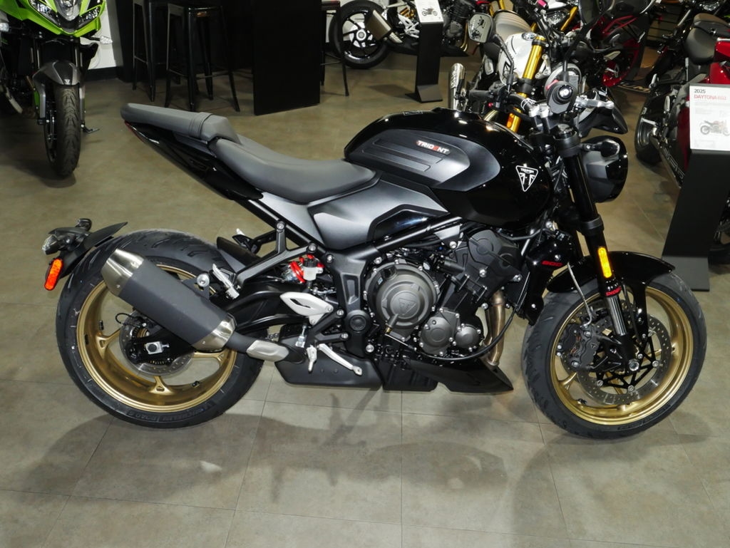 2026 Triumph Trident 800 Jet black - Sold Boat